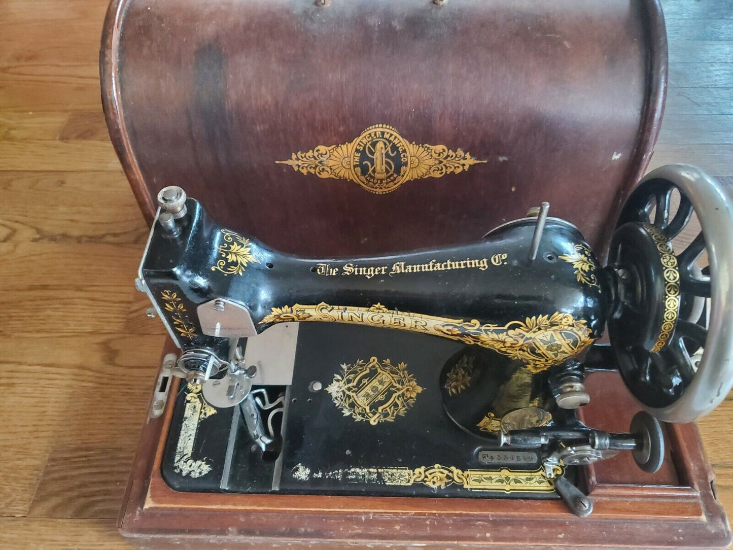 Singer Vintage Sewing Machine w. Gear Beautiful Wood Case C.1913 Model 28K