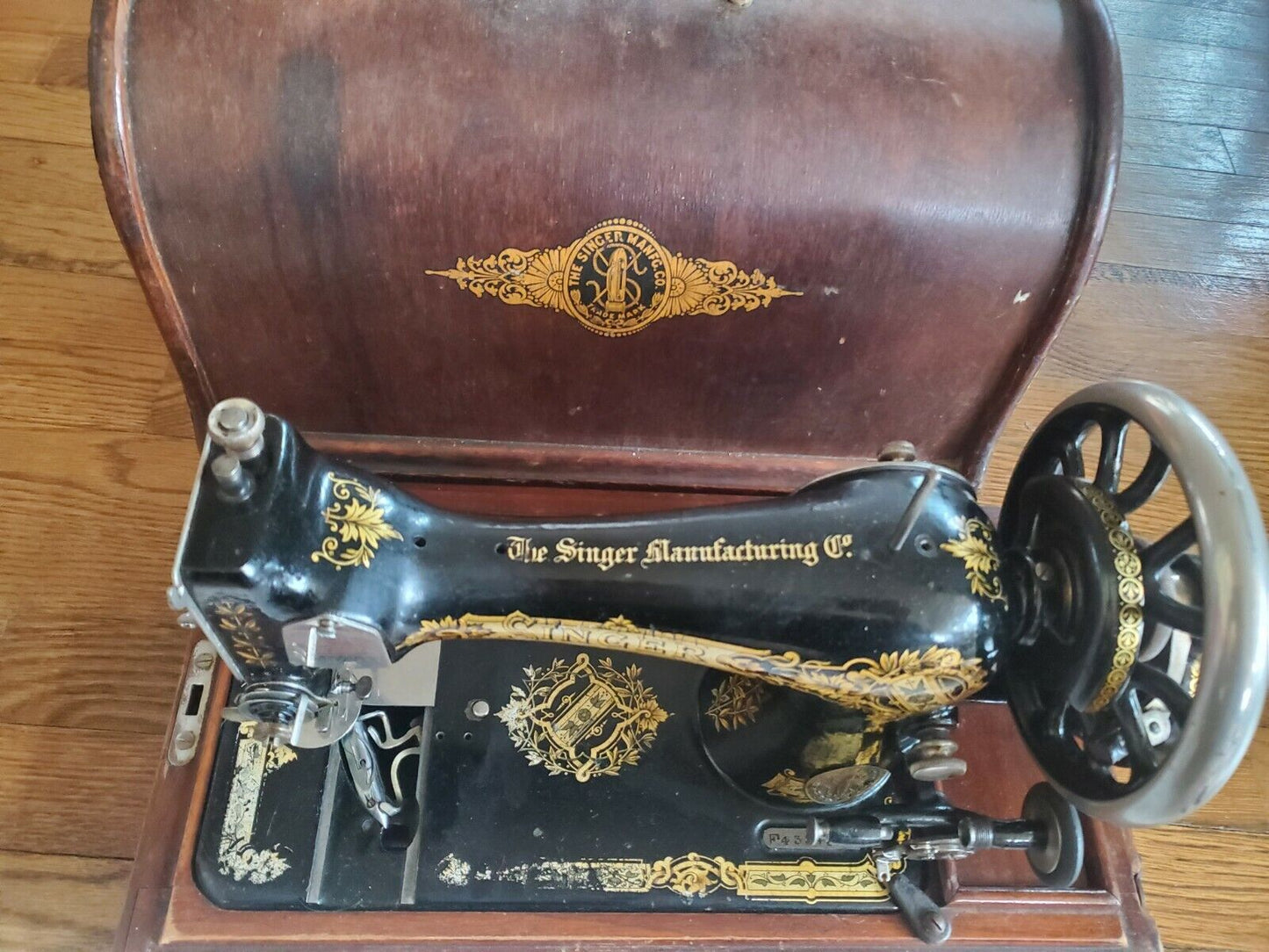 Singer Vintage Sewing Machine w. Gear Beautiful Wood Case C.1913 Model 28K