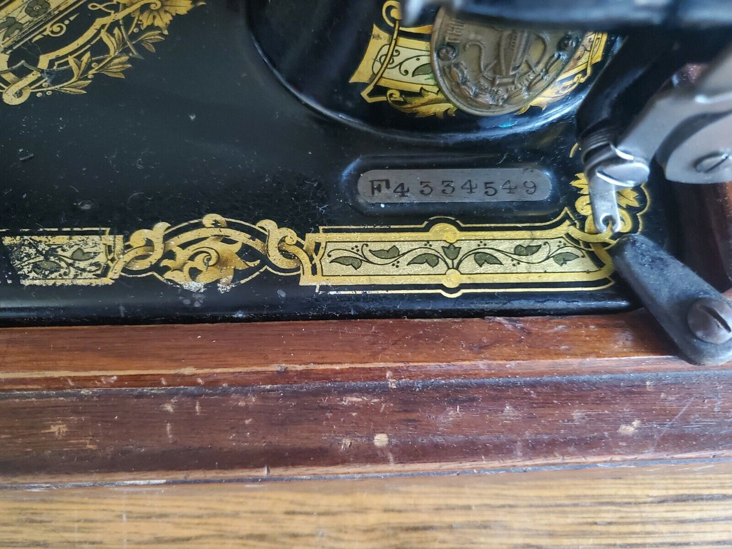Singer Vintage Sewing Machine w. Gear Beautiful Wood Case C.1913 Model 28K