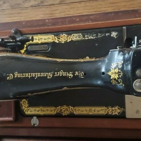 Singer Vintage Sewing Machine w. Gear Beautiful Wood Case C.1913 Model 28K