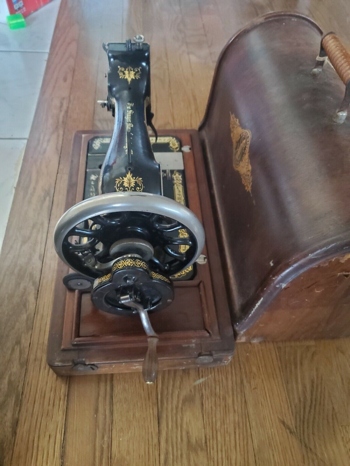 Singer Vintage Sewing Machine w. Gear Beautiful Wood Case C.1913 Model 28K