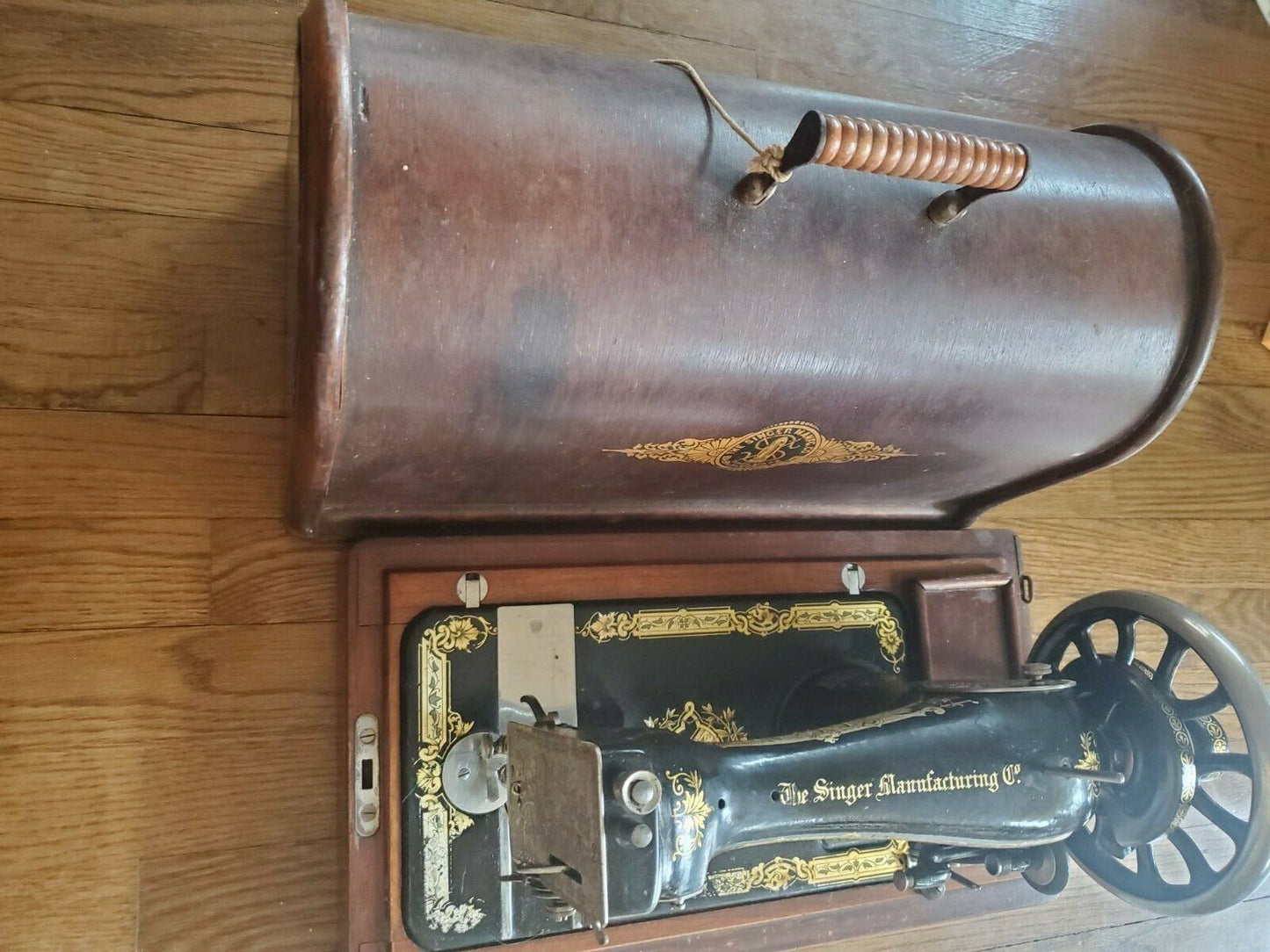 Singer Vintage Sewing Machine w. Gear Beautiful Wood Case C.1913 Model 28K