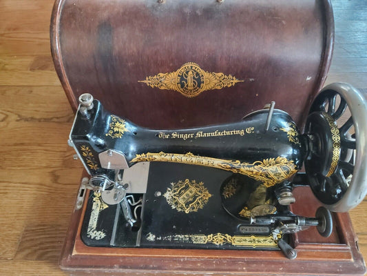 Singer Vintage Sewing Machine w. Gear Beautiful Wood Case C.1913 Model 28K